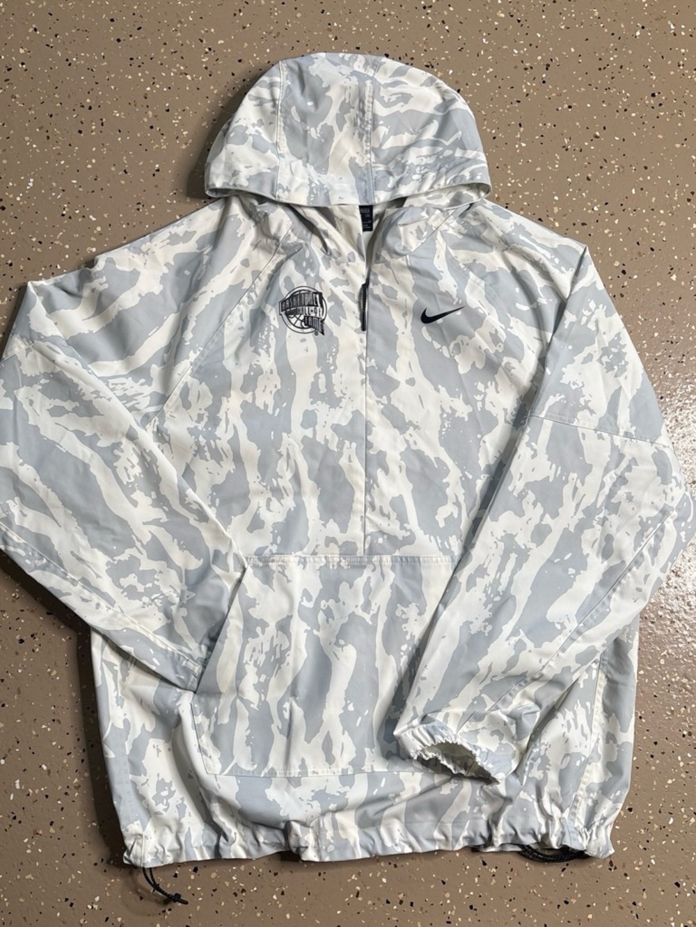 Nike Men’s White and Light Gray Camo Hooded Windbreaker Pullover